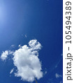 青く澄んだ空に雲が彩りを添えています。 105494389