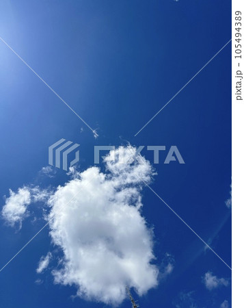 青く澄んだ空に雲が彩りを添えています。 青く澄んだ空に雲が彩りを添えています。 105494389