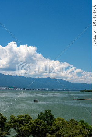 琵琶湖の烏丸半島から遠望する夏の比良山系と琵琶湖の情景 琵琶湖の烏丸半島から遠望する夏の比良山系と琵琶湖の情景 105494756