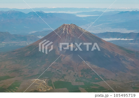 晴れ渡った上空から秋晴れの富士山（静岡県上空） 105495719