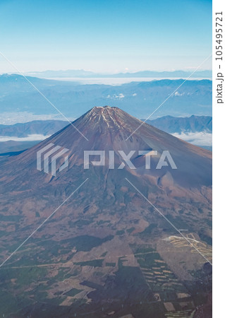 晴れ渡った上空から秋晴れの富士山(静岡県上空) 晴れ渡った上空から秋晴れの富士山(静岡県上空) 105495721