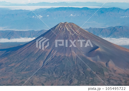 晴れ渡った上空から秋晴れの富士山（静岡県上空） 105495722