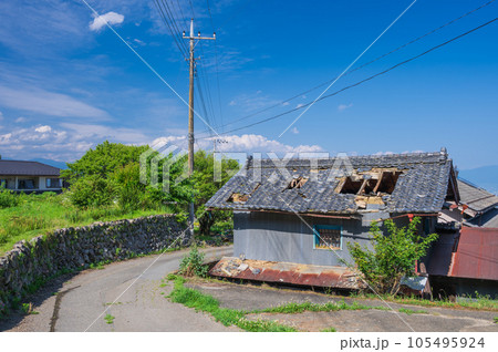 中野の棚田付近の町並み　夏の田舎町 105495924