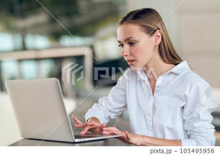 Cute young manager working on a laptop 105495956