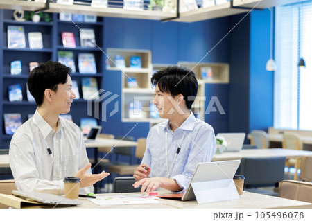 打ち合わせをするビジネスパーソン　撮影協力：Creadisce（丸善雄松堂株式会社） 105496078