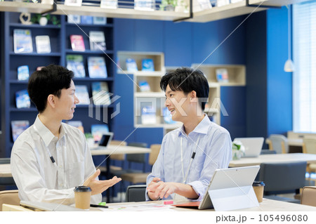 打ち合わせをするビジネスパーソン　撮影協力：Creadisce（丸善雄松堂株式会社） 105496080