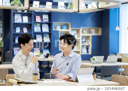 打ち合わせをするビジネスパーソン 撮影協力:Creadisce(丸善雄松堂株式会社) 打ち合わせをするビジネスパーソン 撮影協力:Creadisce(丸善雄松堂株式会社) 105496087