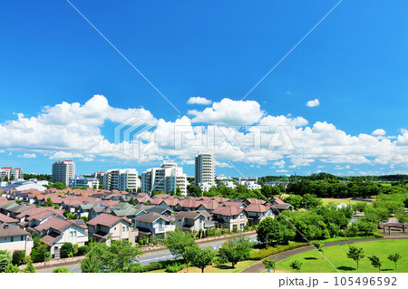 爽やかな夏の青空と街の風景 105496592