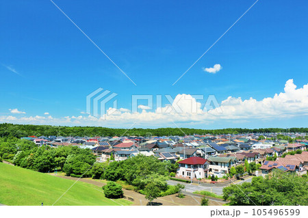 爽やかな夏の青空と街の風景 105496599