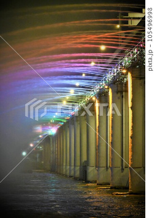 韓国旅行レインボー噴水夜景の縦構図 韓国旅行レインボー噴水夜景の縦構図 105496998