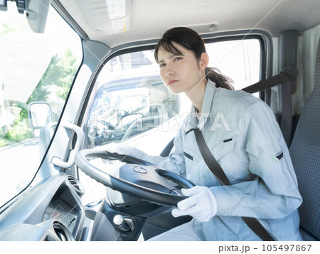 運転席に座る作業着を着た困った顔の若い女性トラックドライバー 運転席に座る作業着を着た困った顔の若い女性トラックドライバー 105497867