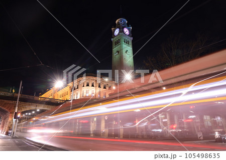 夜のオーストラリアシドニーセントラル駅の前を路面電車が通る風景 夜のオーストラリアシドニーセントラル駅の前を路面電車が通る風景 105498635