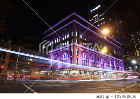 夜のオーストラリアシドニーセントラルの古い建物の前を車が通過する風景 夜のオーストラリアシドニーセントラルの古い建物の前を車が通過する風景 105498636