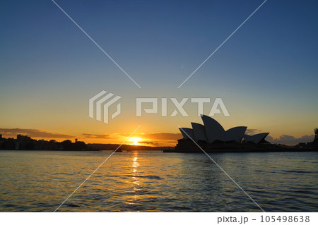 晴れの日のオーストラリアのシドニーハーバーに上る美しい太陽 105498638