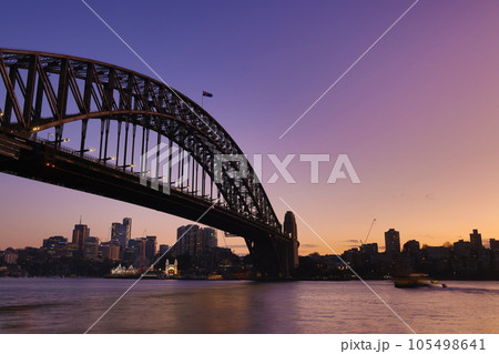 晴れの日のオーストラリアのシドニーハーバーブリッジの美しい朝焼け 105498641