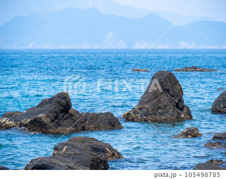 岩と海。夏(7月)の穏やかな日本海の海岸。 岩と海。夏(7月)の穏やかな日本海の海岸。 105498785