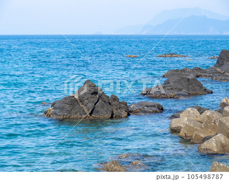 岩と海。夏(7月)の穏やかな日本海の海岸。 岩と海。夏(7月)の穏やかな日本海の海岸。 105498787