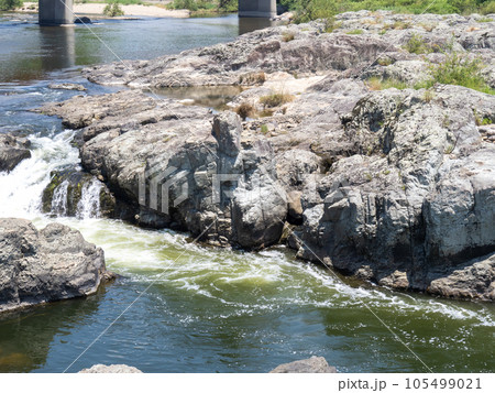 夏の闘竜灘(兵庫県加東市内)。加古川中流の景勝地。 105499021