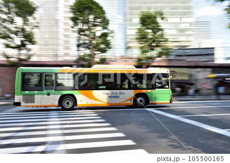 東京駅丸の内口前の道路を走る路線バス 105500165