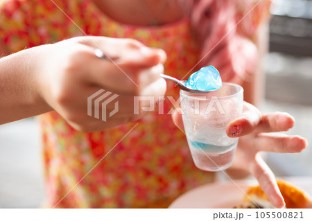 青いゼリーを食べる子供 105500821