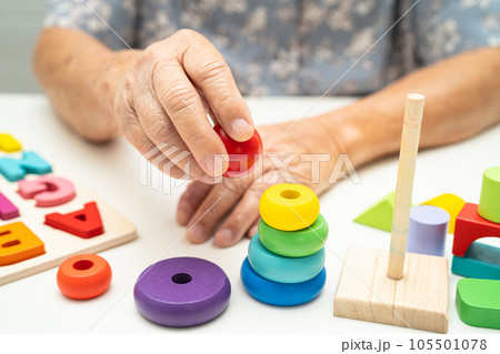 Alzheimer disease AD, Asian elderly woman patient suffering from dementia learn practical motor skills rehabilitation. 105501078
