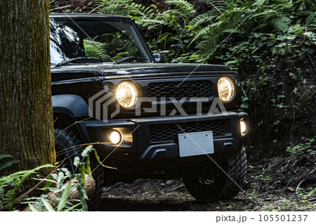 山道を進むジムニー 105501237