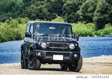 川をバックに水が滴る良い車 川をバックに水が滴る良い車 105501242