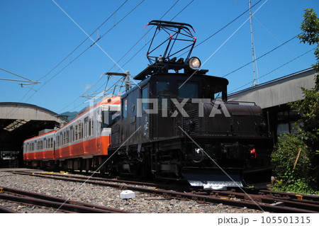 快晴の空に佇むアルピコ交通ED301形電気機関車と3000系電車_2023/7/2撮影 105501315