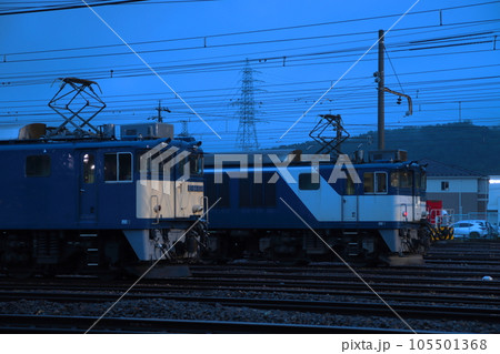 夕闇の南松本駅で発車を待つEF64形電気機関車_2023/7/1撮影 夕闇の南松本駅で発車を待つEF64形電気機関車_2023/7/1撮影 105501368