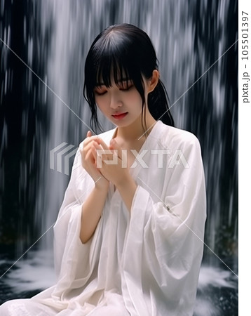 滝に打たれる若い女性 105501397