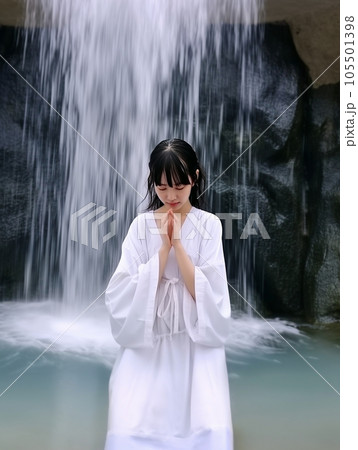 滝に打たれる若い女性 105501398