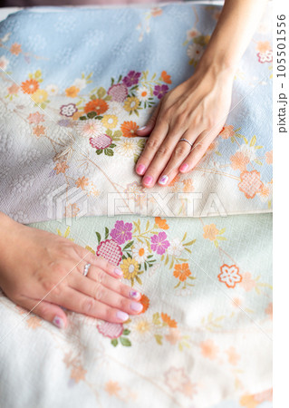 着物に手を添える人 着物に手を添える人 105501556