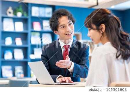 若い女性に営業するビジネスマン 撮影協力:Creadisce(丸善雄松堂株式会社) 若い女性に営業するビジネスマン 撮影協力:Creadisce(丸善雄松堂株式会社) 105501608