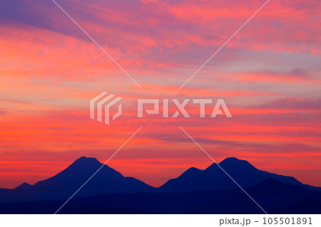 夕焼けの空(由布岳&鶴見岳・大分市)Ⅰ 夕焼けの空(由布岳&鶴見岳・大分市)Ⅰ 105501891