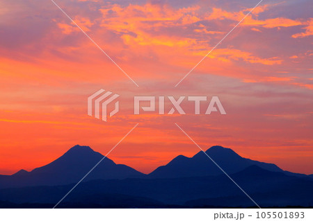 夕焼けの空（由布岳＆鶴見岳・大分市）Ⅱ 105501893