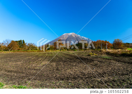 【日本百名山】添谷から見た冬晴れの大山1 鳥取県西伯郡伯耆町 【日本百名山】添谷から見た冬晴れの大山1 鳥取県西伯郡伯耆町 105502258