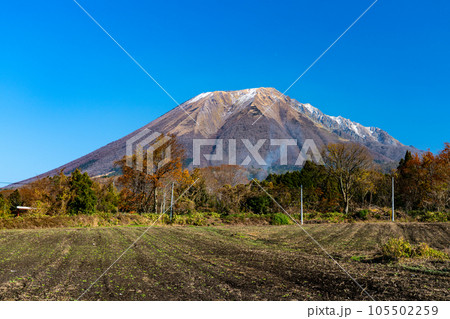 【日本百名山】添谷から見た冬晴れの大山2　鳥取県西伯郡伯耆町 105502259