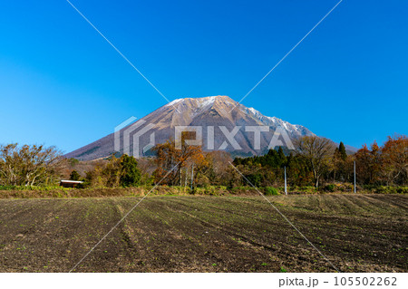【日本百名山】添谷から見た冬晴れの大山5 鳥取県西伯郡伯耆町 【日本百名山】添谷から見た冬晴れの大山5 鳥取県西伯郡伯耆町 105502262