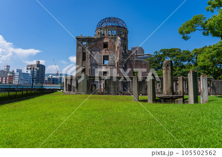 広島の原爆ドーム　日中 105502562