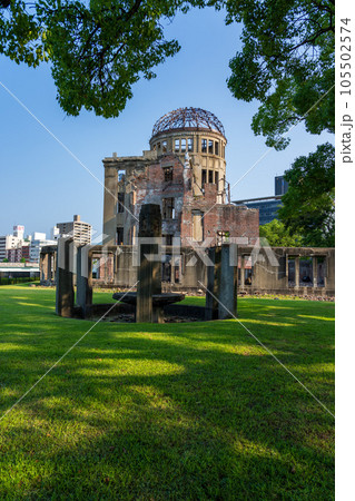 広島の原爆ドーム　日中 105502574
