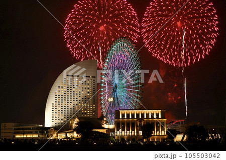 日本の横浜都市景観 2023・桜木町駅前、「みなとみらいスマートフェスティバル2023」。多くの人出 105503042