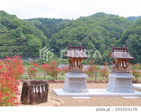 たけべ八幡温泉の近くにある池田神社、旭川のほとりにあり山並みを背景に美しい神社 たけべ八幡温泉の近くにある池田神社、旭川のほとりにあり山並みを背景に美しい神社 105503276