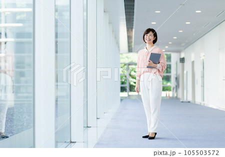 オフィスで働く若いビジネスウーマン オフィスで働く若いビジネスウーマン 105503572