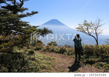 静岡県と山梨県の県境に位置する雨ヶ岳山頂付近から富士山を眺める女性登山者 静岡県と山梨県の県境に位置する雨ヶ岳山頂付近から富士山を眺める女性登山者 105503589