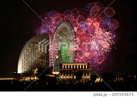 日本の横浜都市景観 2023・「みなとみらいスマートフェスティバル2023」。横浜の夜空を彩る2万発 105503673
