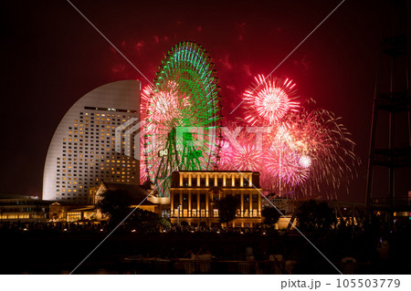 日本の横浜都市景観 2023・「みなとみらいスマートフェスティバル2023」。横浜の夜空を彩る2万発 105503779