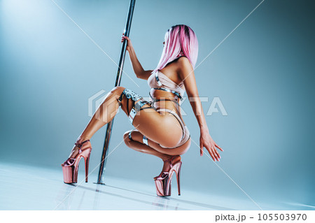 Woman poledancing 105503970