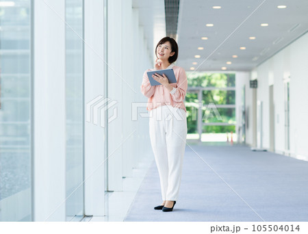 オフィスで働く若いビジネスウーマン 105504014