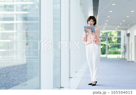 オフィスで働く若いビジネスウーマン 105504015