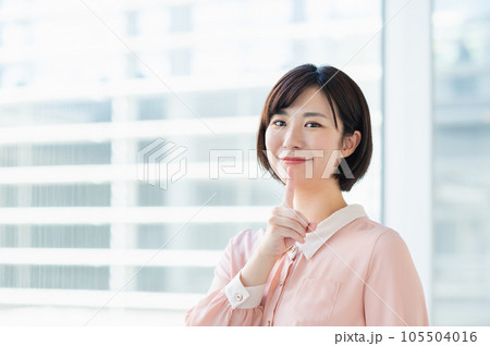 オフィスで働く若いビジネスウーマン 105504016